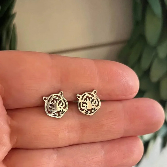brand new ADORABLE tiger stud earrings in gold or silver - Picture 4 of 6